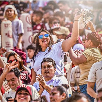 🇵🇪 Orgⓤllosamente Perⓤcha 🇵🇪
💛 Con el corazón crema 💛
✈️ Viajera Empedernida 🎒
💁🏻♀️Comⓤnicadora 📙