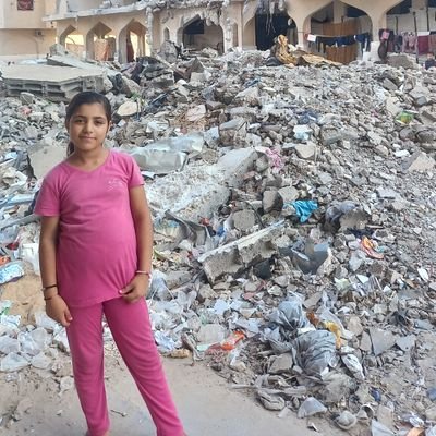I am Lana from Gaza, I am 10 years old, I lost my hearing five years ago, help me go out with my family to receive treatment ❤️🩹