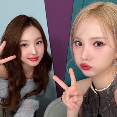 iloveunha's profile picture. i love my cat and boyfriend