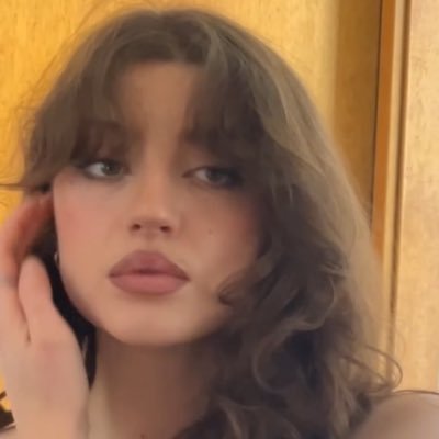 Noemie_V12's profile picture. 