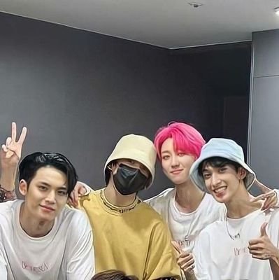 akan ku hadapi semua masalah hidup, dengan berada di belakang punggung KIM MINGYU maupun punggung JEON JUNGKOOK EAKKK😜😜😜😜