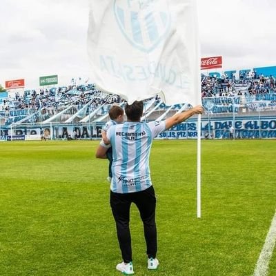 #19 Otamendista bien rústico.
Si la vida te da la espalda, metele un gambazo y seguí.
Simplemente, Hincha de Gimnasia y Tiro.. Mi corazón no late, Carbura..