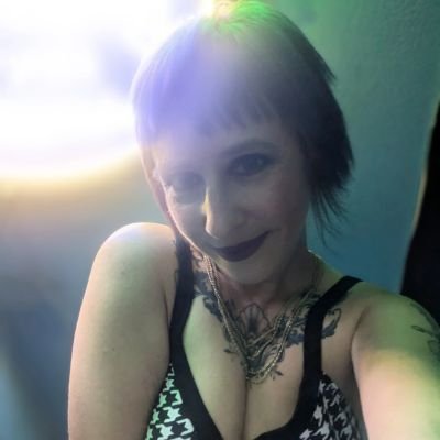 Dionysian nature slut, kinky model, muse for hire š¤
Manic pixie dream girl, rope bunny, scene switch āØ
