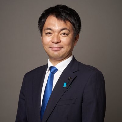 高校卒業後に航空自衛隊に入隊。その後、経済評論家や衆議院議員などの秘書となり、須賀川市議会議員へ。 令和元年、福島県議会議員選挙で初当選
