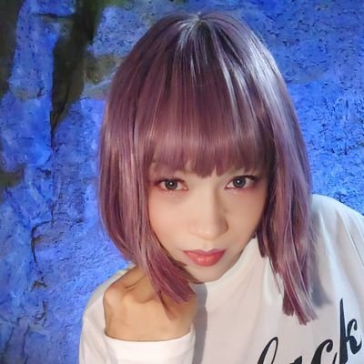 私たちは友達になり、一緒にデートや会話を楽しむことができます。一緒に買い物をして、親密なカップルの楽しさを味わう,LINEで私を追加してくださ