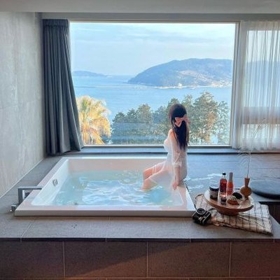 私たちは友達になり、一緒にデートや会話を楽しむことができます。一緒に買い物をして、親密なカップルの楽しさを味わう,LINEで私を追加してくださ