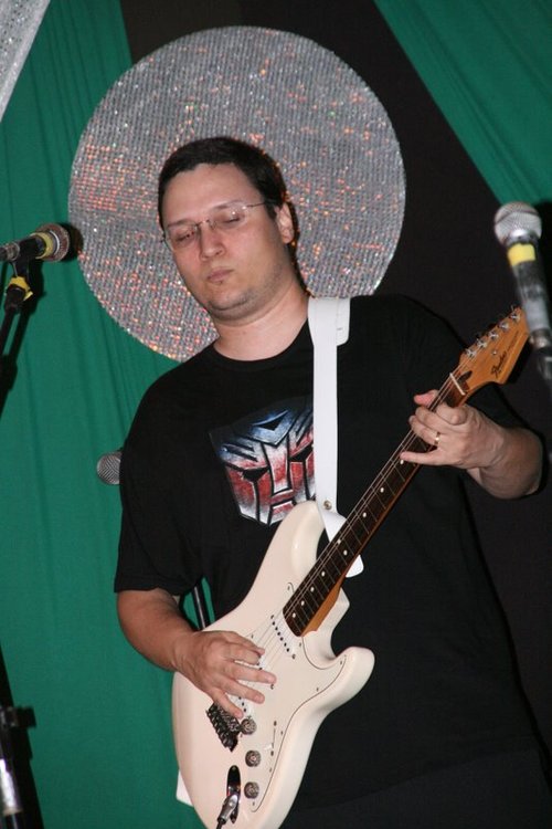 Cristão, Nordestino,Pai do Caio, Marido da Isly, Guitarrista, SantaCruzense. Editor do site Pedais&Efeitos. Lakers & 49ers.