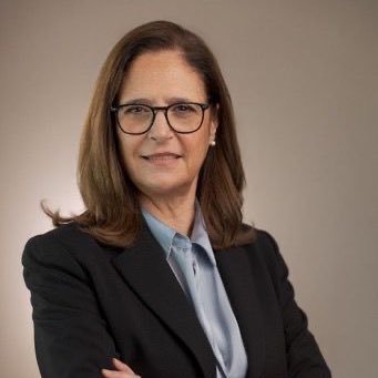 Presidenta de ACDE. Ex-Ministra de Industria, Energía y Minería. Ex-Presidenta de ANDA. Casada con Fernando, 5 hijos y 6 nietos