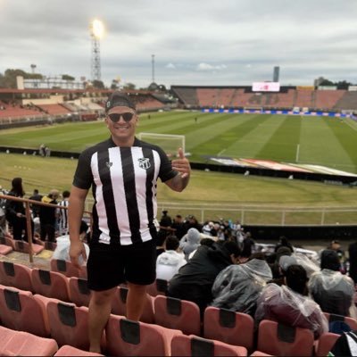 32 🦂 . Amante de futebol e de uma cerveja gelada. apaixonado pela vida com um único defeito, que é amar demais .