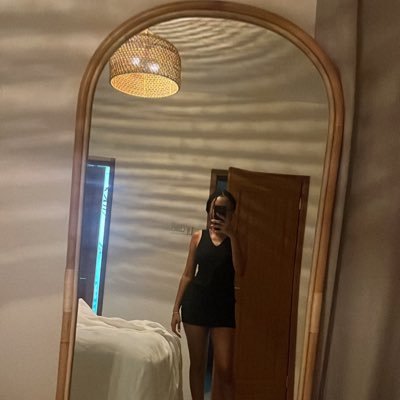 krysii_d's profile picture. Just a 🇯🇲 girl who enjoys the simple pleasures in life. 
Nature🌳 Food😋 Music🎶 and Poetry with a glass of 🍷
