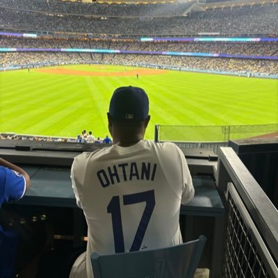 My tweets are like text so fucc your grammar rules cuh! Don’t no succas live here #Dodgers #Boxing ERb
