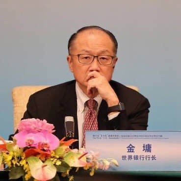 저는 의사이자 인류학자이며, 세계은행의 12대 총재를 지냈으며, 현재 Global Infrastructure Partners의 부회장을 맡고 있습니다.