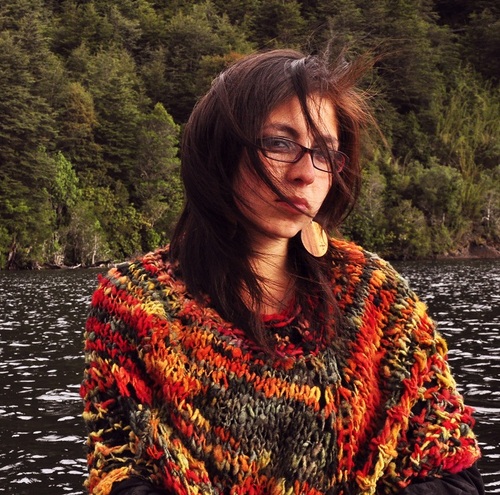 Mujer por naturaleza, Soñadora por esencia, Maestra por vocación, perdí la decencia, a ratos pierdo el rumbo, obsequio sonrisas y las penas las guardo en mí.