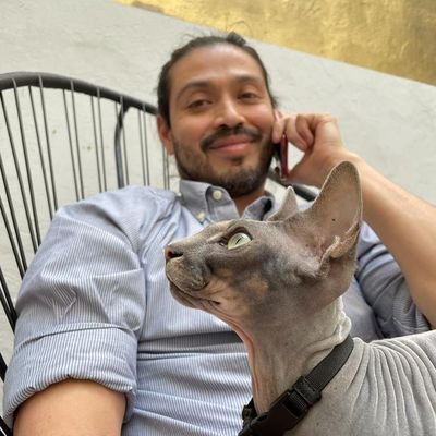 Contador de Historias
Fotógrafo de sueños
Cantante de regadera
Detector de absurdos
Digo lo que pienso.