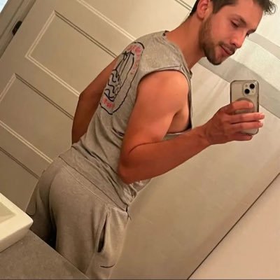 latino_montreal's profile picture. +18 Gay content 🔞🏳️‍🌈 Montréal // Bottom 🍑  c’mon top guys i’m waiting for your DM’s. 😈 down to film