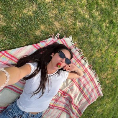 I'm pretty when I cry ✨ liv laugh luv 🍇 si me funan quiero que sepan que dije eso y más 🚬