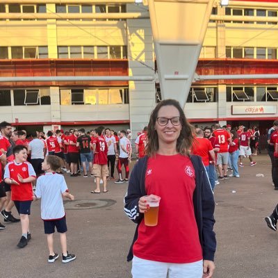 Mãe da Marina, colorada, publicitária, mestra e doutoranda em Comunicação (pesquiso futebol, fakes, haters e esse lixo todo).