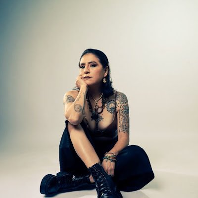Kantilariya- es el primer single de Qerarda, proyecto en solitario de Karla García,
vocalista por cerca de veinte años de Irinum, banda de synthpop peruano.