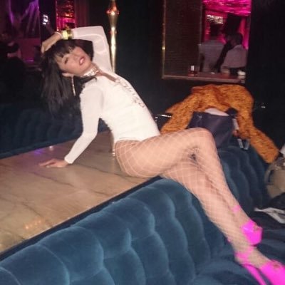 私たちは友達になり、一緒にデートや会話を楽しむことができます。一緒に買い物をして、親密なカップルの楽しさを味わう,LINEで私を追加してくださ