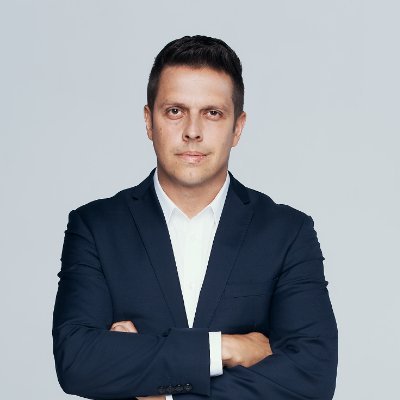 Zastępca redaktora naczelnego Parkietu, dziennikarz Rzeczpospolitej. Głównie o giełdzie, w przypływie emocji też o innych wydarzeniach.