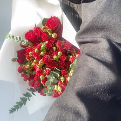 انا فلوريستا🧚🏾♀️ بس احيان مصممه، من حزب الشاي☕، بس اشرب قهوه،اكره الروتين واحب الحياة🕊️