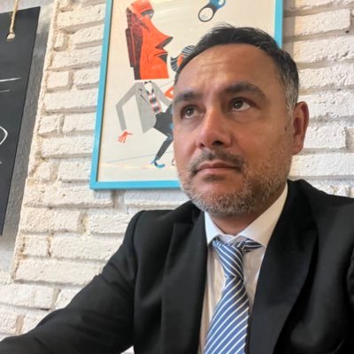 Lic. en Composición , en Derecho y para rematar de izquierda.