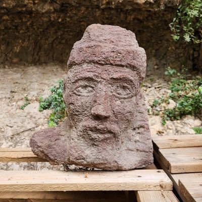 حاج اوغلی، شخصیت در سایه، نوهی اتول خان رشتی، نگرنده در مغاک، ماخوذ به حیا، آماتورِ حرفهای.