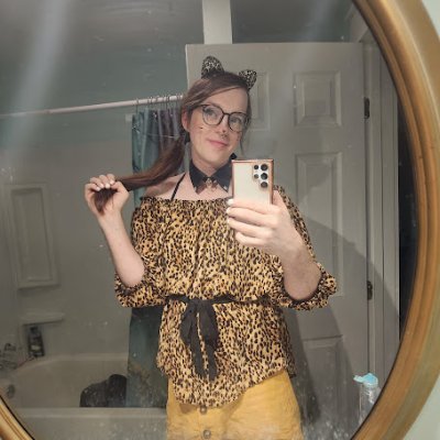 i'm a blossoming debutante on the warpath.
pre-estrogen Trans girl looking for friends and support from girls like me. ❤️