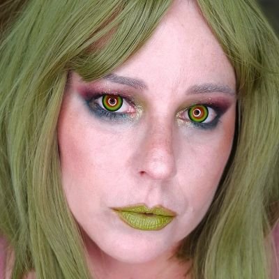 Soy la chica de los labios verdes. No tengo un arma pero sí un vampiro y no dudaré en usarlo. Me enamoré de Bowie porque es extraterrestre. No DMs. Maquillaje