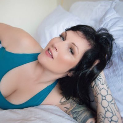 The sweetest bad girl you'll ever meet. SW, scifi nerd, and anti-racist. Find all you need on my website 💕