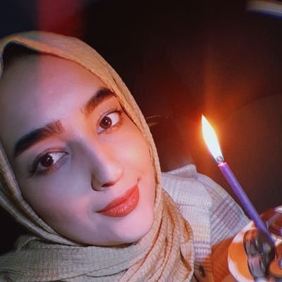 به معنای مثل ماه🌙، خبرنگار📝، کارشناسی حسابداری اما علاقه مند به هنر🌱
در انتظار سی...