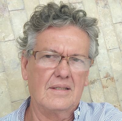 La tierra es de quien la trabaja, bajo un ordenamiento legal que respete la propiedad privada. La tierra es de Dios.