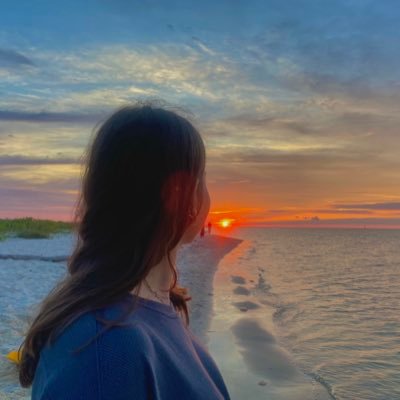 gracieskelton_'s profile picture. she/her the header says it all