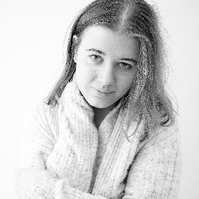 24 | 💜🤍🩶🖤
Writer | Editor | Bilingual
Icon from Hartmut Schoen's Pure-Portraits series
📖 YA 🎧 audio fiction 🎹 music 📰 politics 🕰️ history 🎀fashion