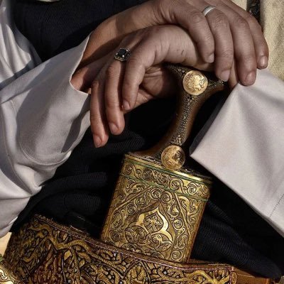 جرحي المفتوق يابنت الدهاه يلتهب لا جابت النسمه عطر والله إن زولك على كل اتجاه كن ربي ماخلق غيرك بشر غادري ياجمل محطات الحياه وتركي شاعرك ينزف لك حبر