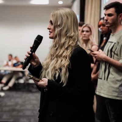 Lara_wolter's profile picture. MENTOR & SPEAKER @ 🎤 currently traveling 🌴