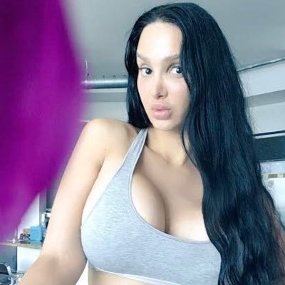 jadenkate300's profile picture. Do something today that your future self will thank you for😚
Just smiles🙂
I don't use filters for my photos-real girl over here😍