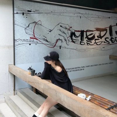 chloe33129963's profile picture. "Life: a mosaic of moments, colors, and endless possibilities."