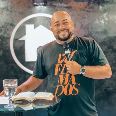 Pastor, esposo apaixonado, Pai e Bacharel em Direito.
