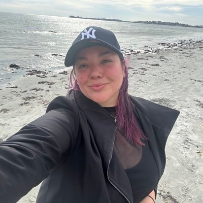 lillanohna's profile picture. I would rather be at the ocean