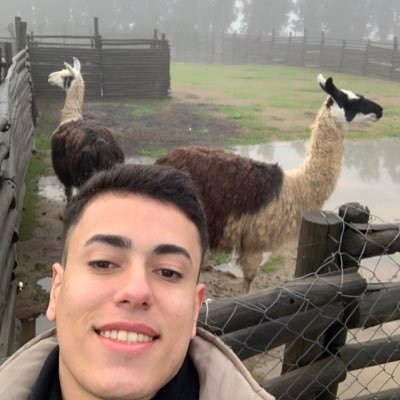 Tenho 23 anos, sou casado, gosto de futebol e trabalho com tecnologia