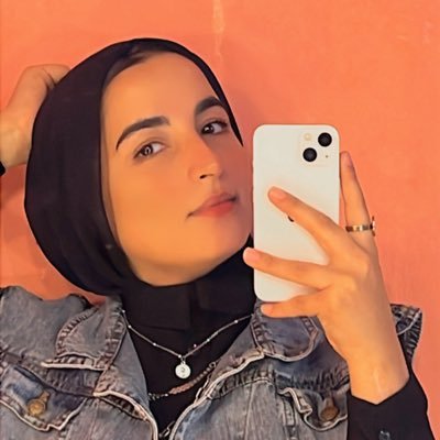 تخيل شخص يشوفك أحلىٰ واحد حتى وإنت في أسوء حَالاتك ويتقبل تقلباتك المزاجية .