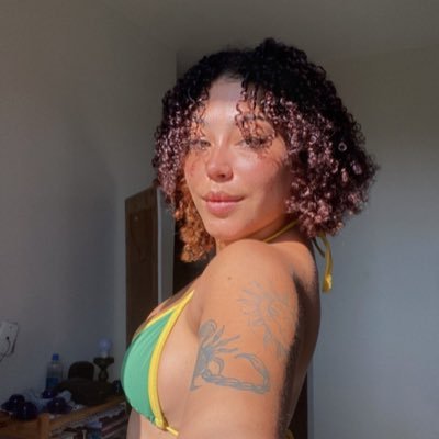 Menina risonha q ri e fuma makonha Escorpiana 🦂 Flamenguista❤🖤 24y Ao menor sinal de desinteresse, retribua 😉