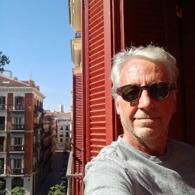 Abogado (UNR). Master de derecho (Harvard Law School). Consejo Directivo de la Fundación de Investigaciones para el Desarrollo. Matriculado en el NY State Bar.