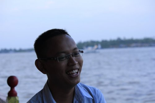 Di dunia untuk beramal diakhirat untuk menghisab bkn sebaliknya. Dunia bergerak membelakangi kita sdgkn akhirat bergerak menghadap kita