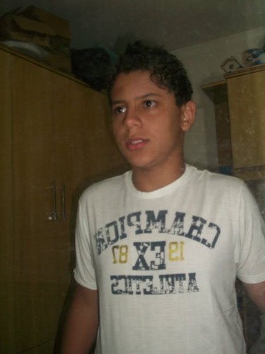 Meu nome é André Luiz toco Bateria tenho uma banda,eu torço para o Santos,solteiro e assim levo a vida *-*
