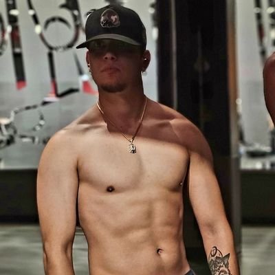 Staff @Dreamconvention ,Gym rat 🏋🏽♂️,Professional Memelord, and Proud Boricua! 🇵🇷🕺🏽
