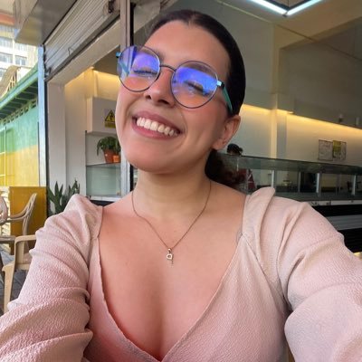 Amante de la música, y los buenos libros. Irreverente. Y hago covers con mi guitarra roja 🎶