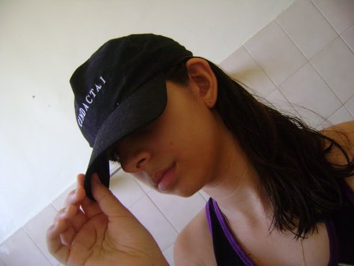 Sou uma menina normal e que está aceitando o desafio de voltar a usar o twitter para compartilhar seus blogs e seu facebook.