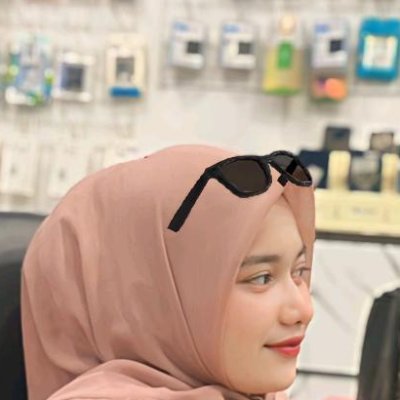 clarablueyt's profile picture. adjust for money